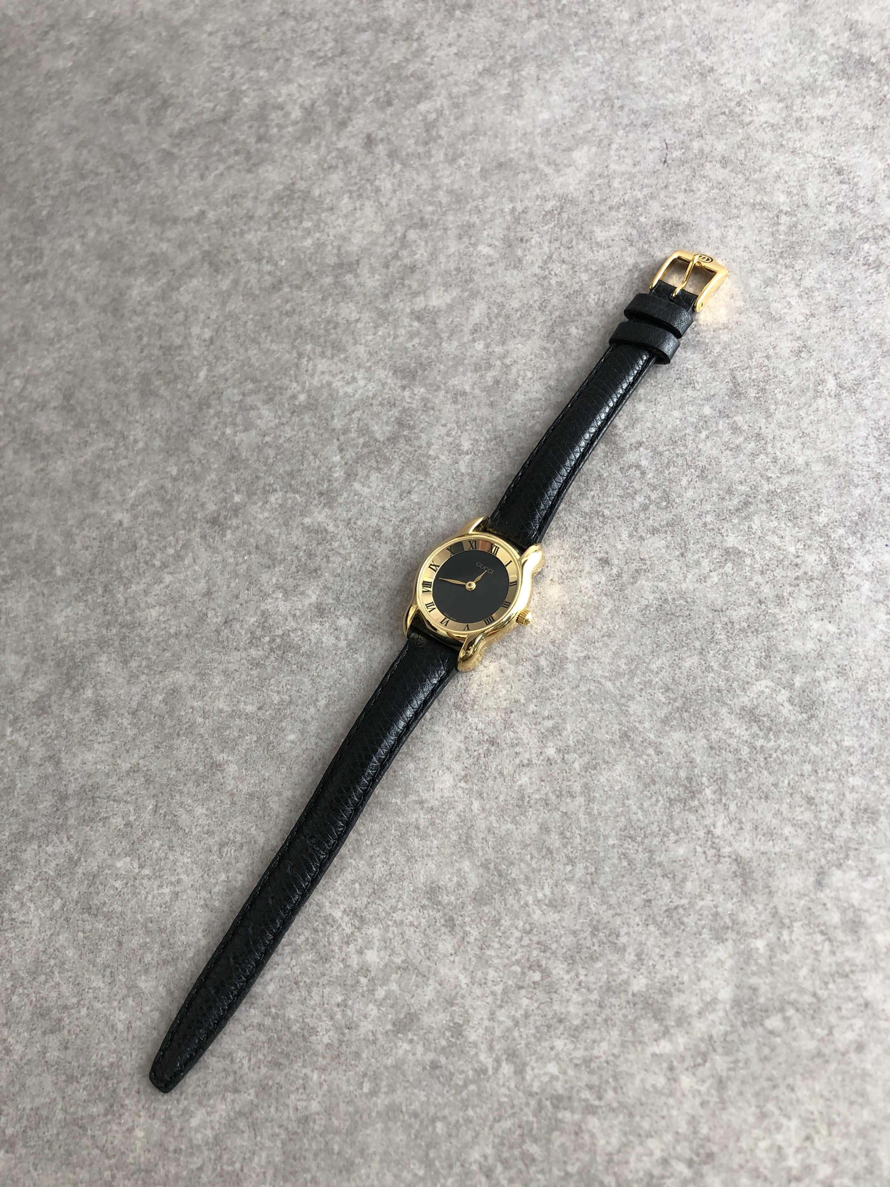 GUCCI グッチ 腕時計 ブラック×ゴールド ローマ文字 5100L レザー