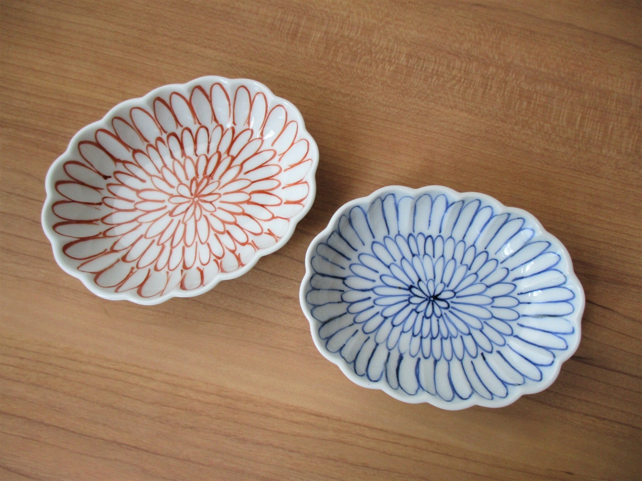 菊（赤）菊形小判豆鉢【有田焼】 | 有田焼や心器