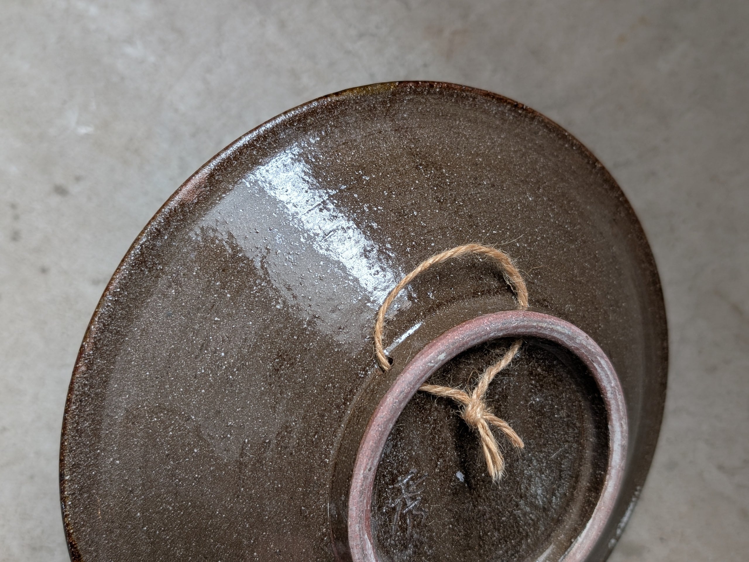 やちむん 皿7寸（指掻き線） | 秀陶房 | inoya | Basic Life Store