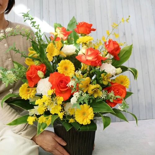 華やかにバラの高級感を贈る「オレンジリッチ」(アレンジ011)