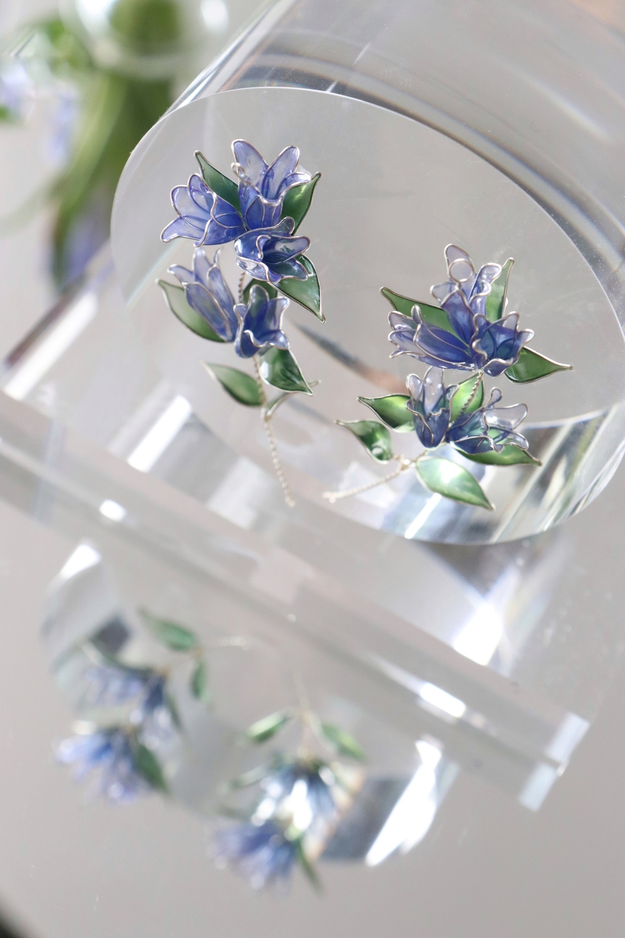 秋風に揺れ舞う竜胆