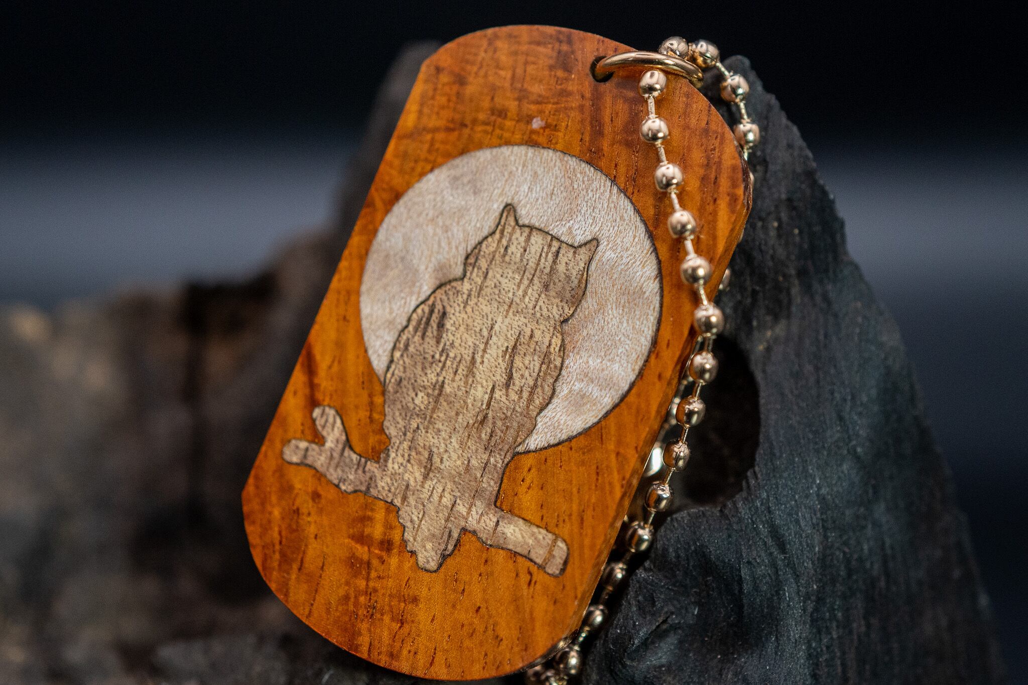 【21世紀最高峰の材】サイアミーズローズウッド マイクロカーリー ドッグタグ 象嵌 夜とミミズク