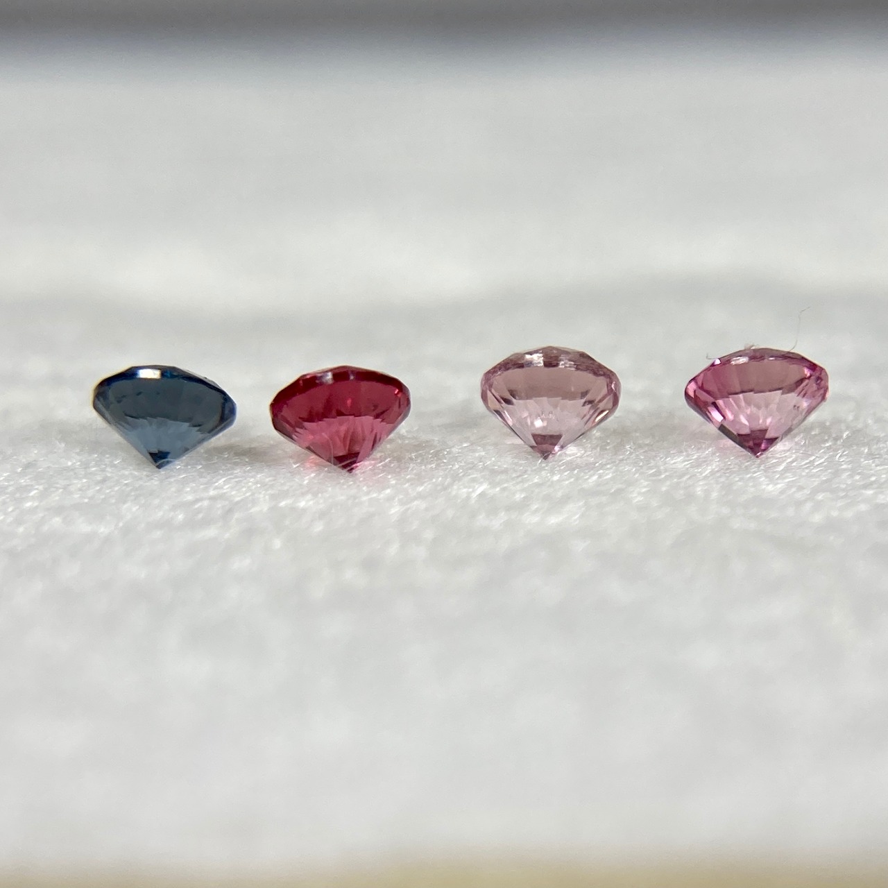 丸いスピネル 4色セット 約2.5mm r-0045