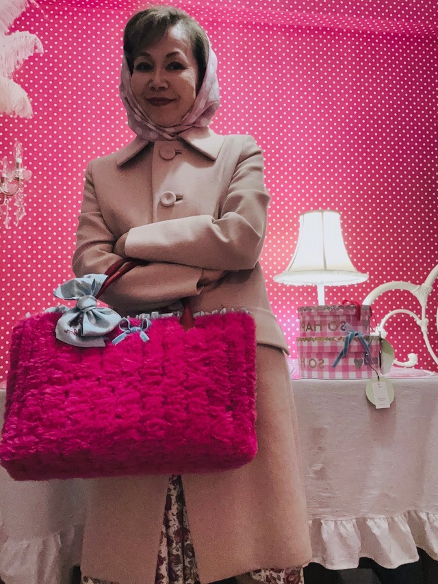 ショッキングピンクのモフモフBag　総裏 シルク100%のスカーフ付 Hand made（230925）