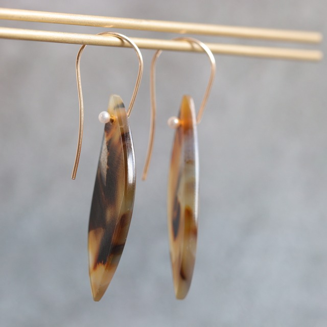 14kgf｜べっ甲カラー｜シンプルで上品なモンタナアゲートのピアス・大