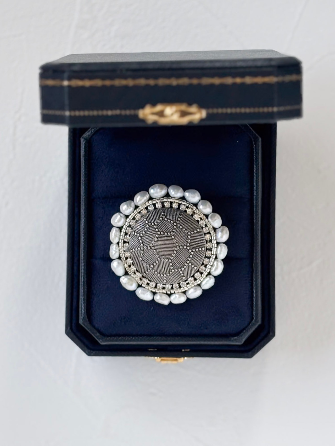 Argentée（アルジャンテ）  ー カジュアルに使える アンティークシルバーのボタンと淡水パールのブローチ