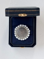 Argentée（アルジャンテ）  ー カジュアルに使える アンティークシルバーのボタンと淡水パールのブローチ