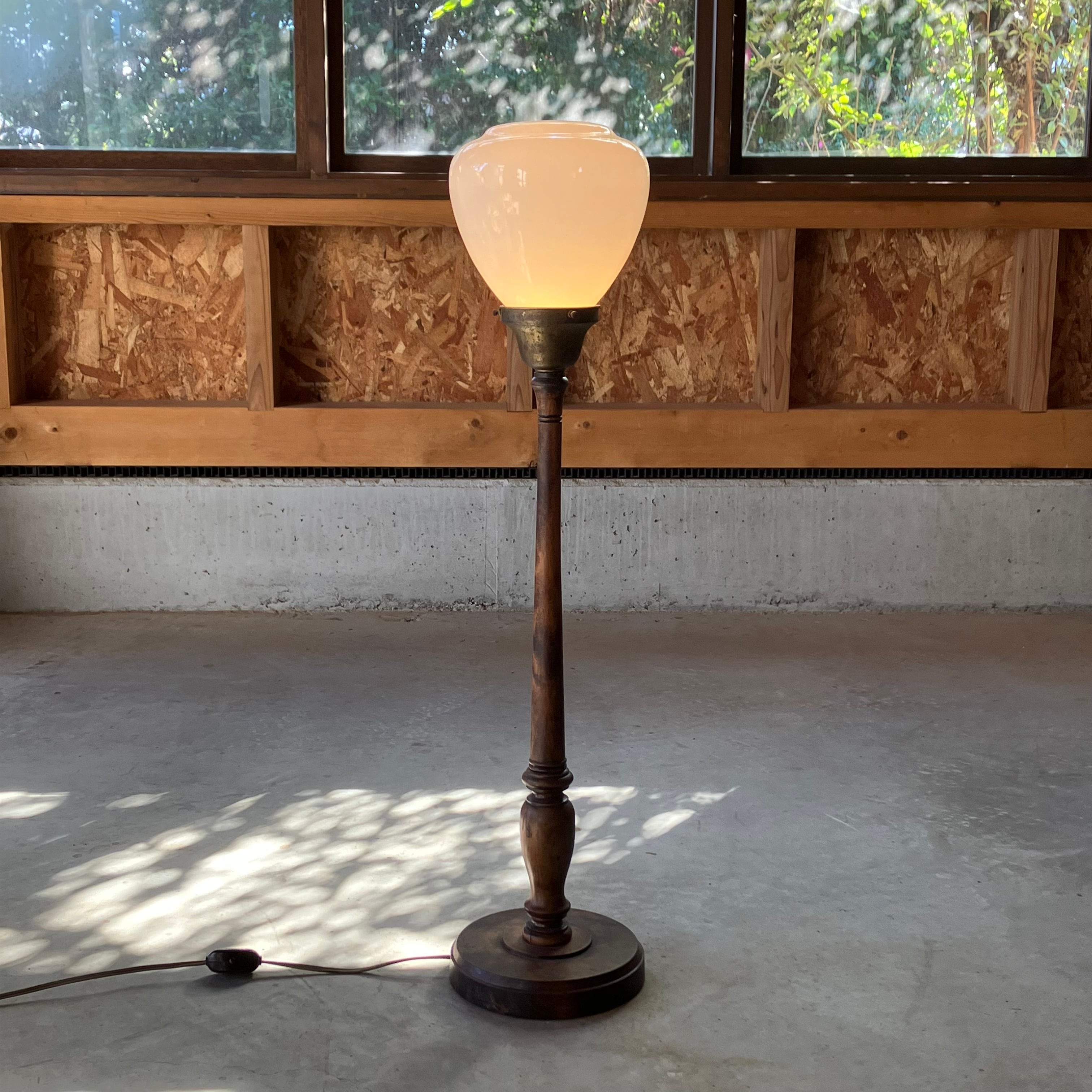 木製台座ミルク硝子照明 | 夏ノ庭 アトリエギャラリー・書架（喫茶室）