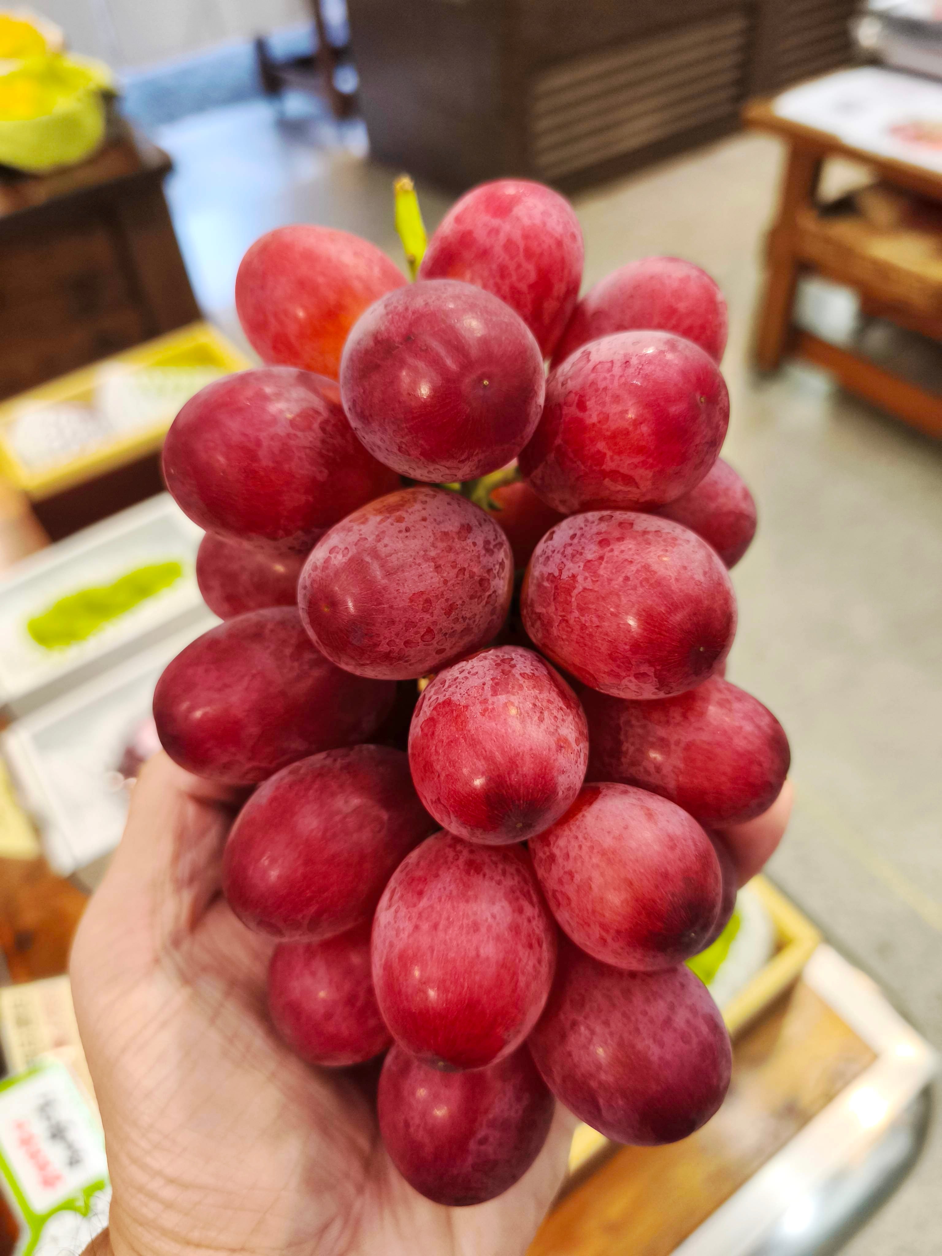 とても良い物が入荷しました！皮ごと食べられ種なしの長野限定栽培