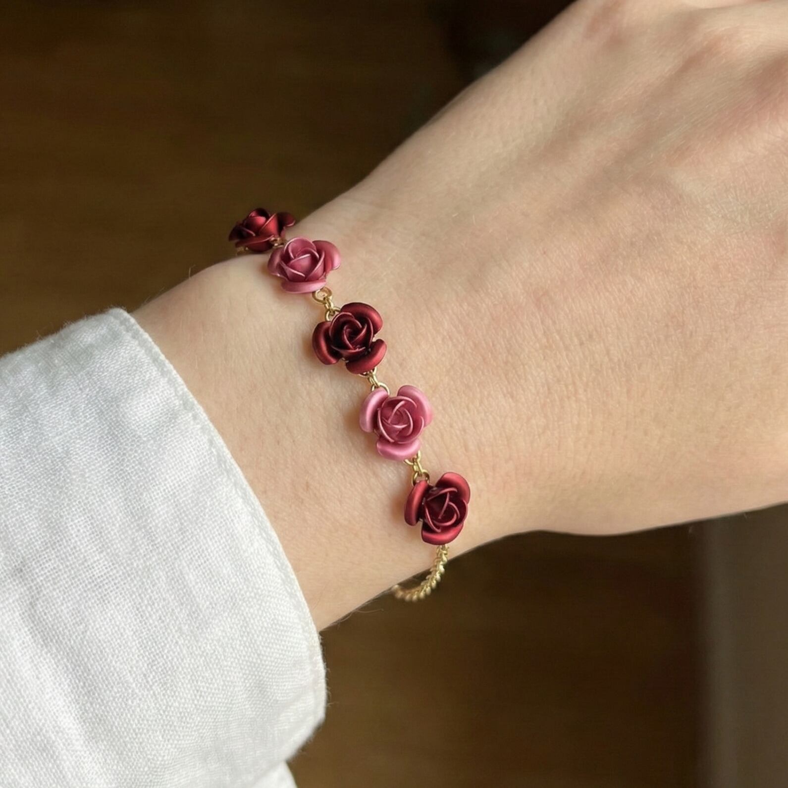 赤とピンクのローズブレスレット
