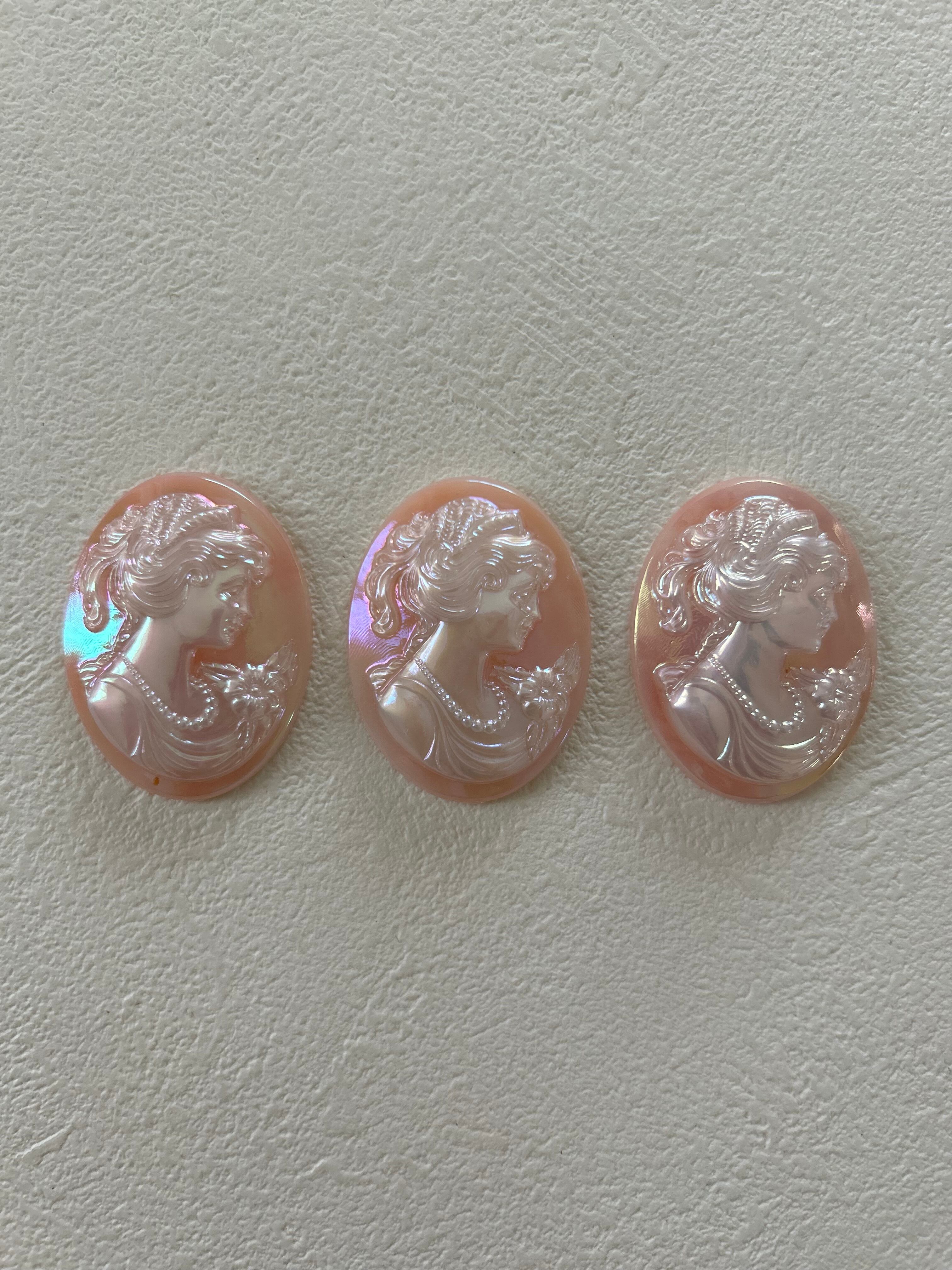 ドイツVintageカメオパーツ オーロラピンクのカメオ 女性の横顔 40mm カルトナージュ アクセサリーパーツ デコレーション材