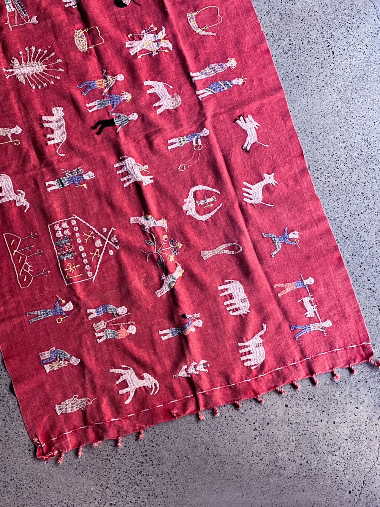 Naga tribe／Stonewashed embroidery rug（Red）