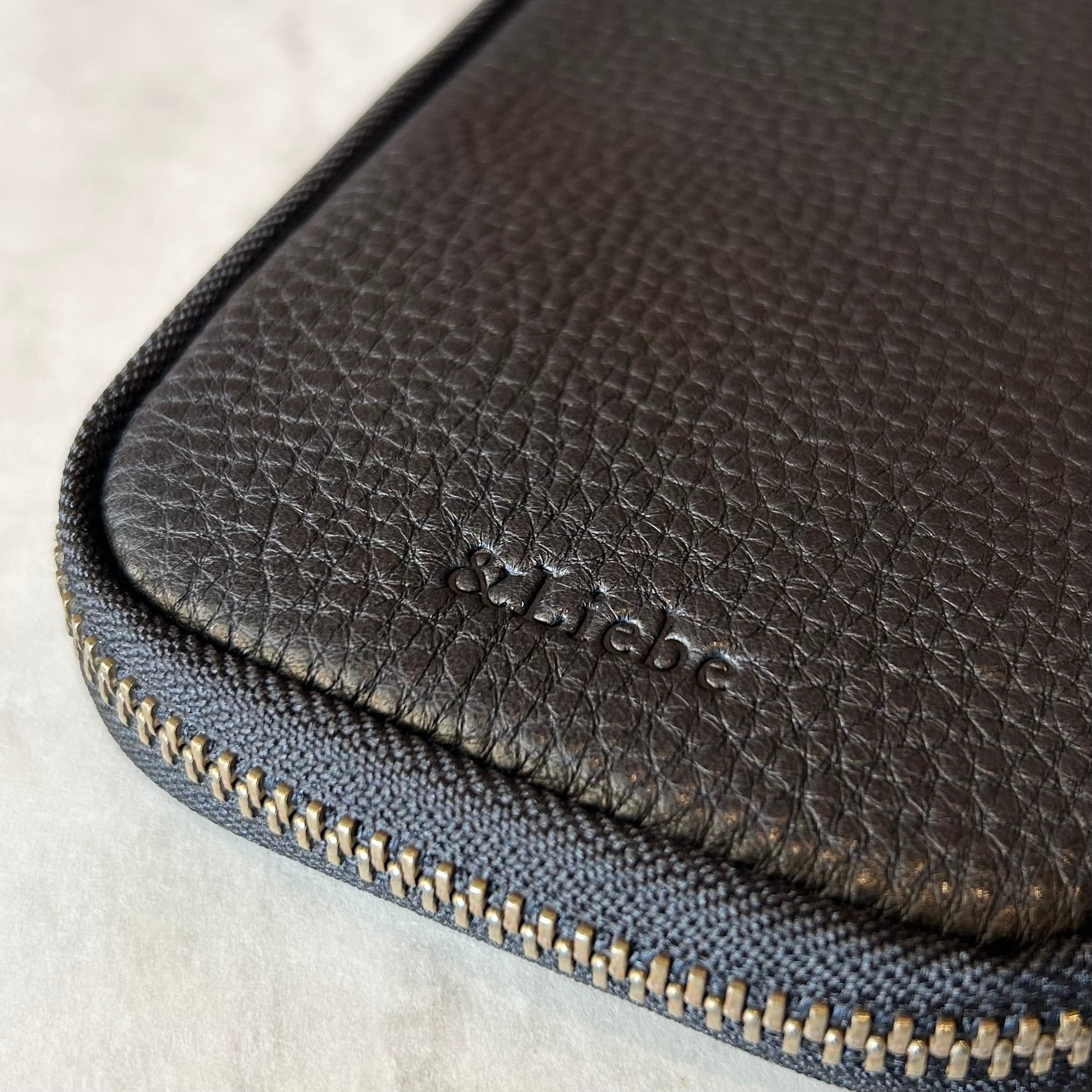 ＆Liebe「文具にこだわる人のジップペンケース（ぺブルヌメ革）」／3本