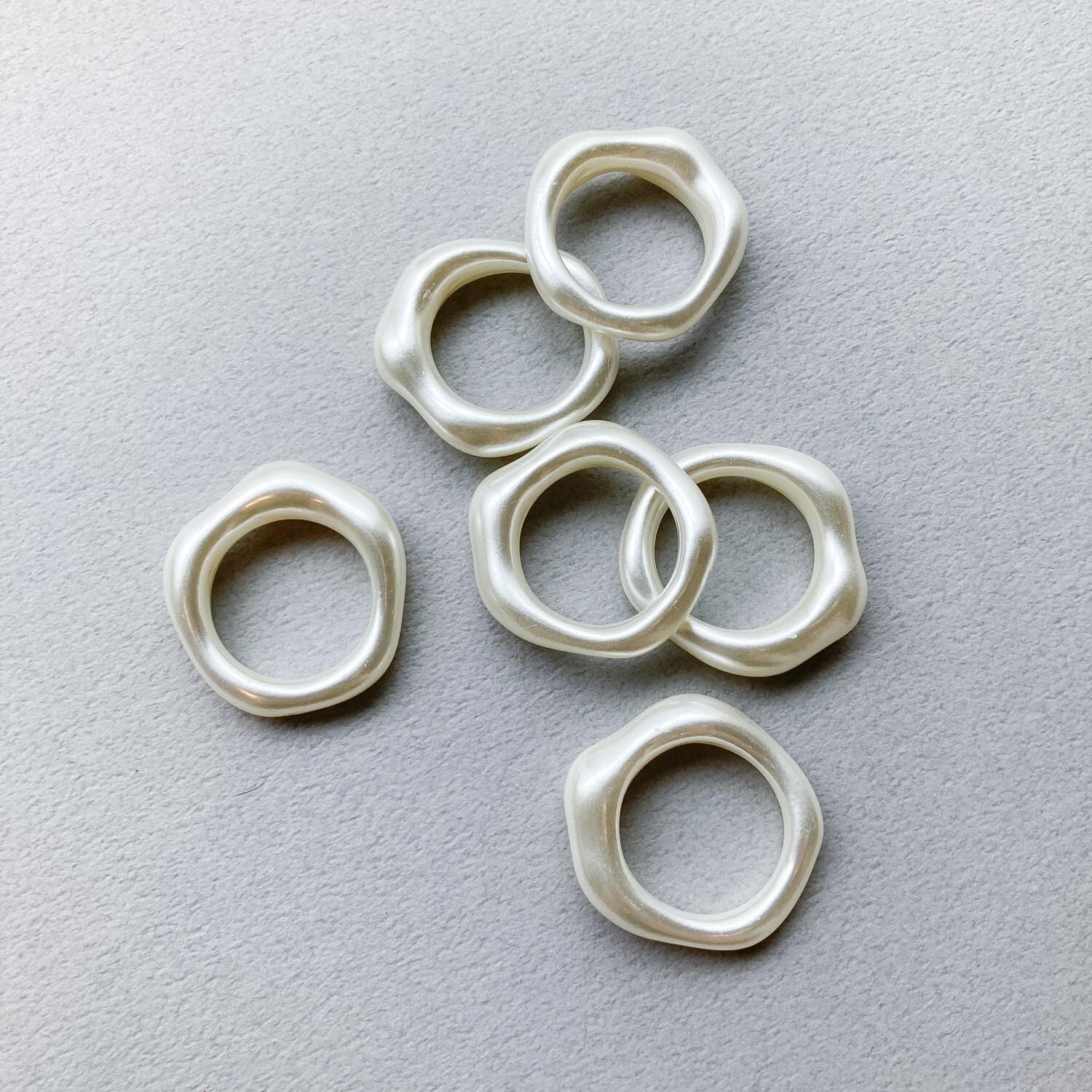 〈最終入荷〉いびつぷっくりパールフープ