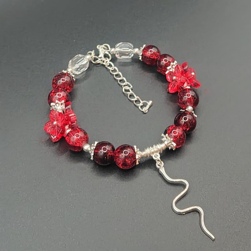 幸運をまとう、情熱レッドのチャームブレスレット(No.03)の画像