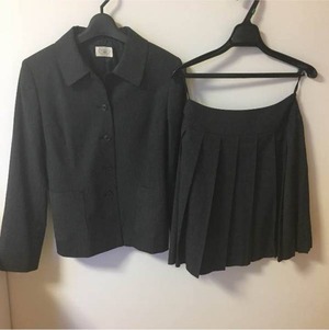 アリスバーリー グレー 灰色 黒 プリーツ スカート フェミニン スーツ セットアップ アリスバーリー グレー 灰色 黒 プリーツ スカート フェミニン スーツ セットアップ