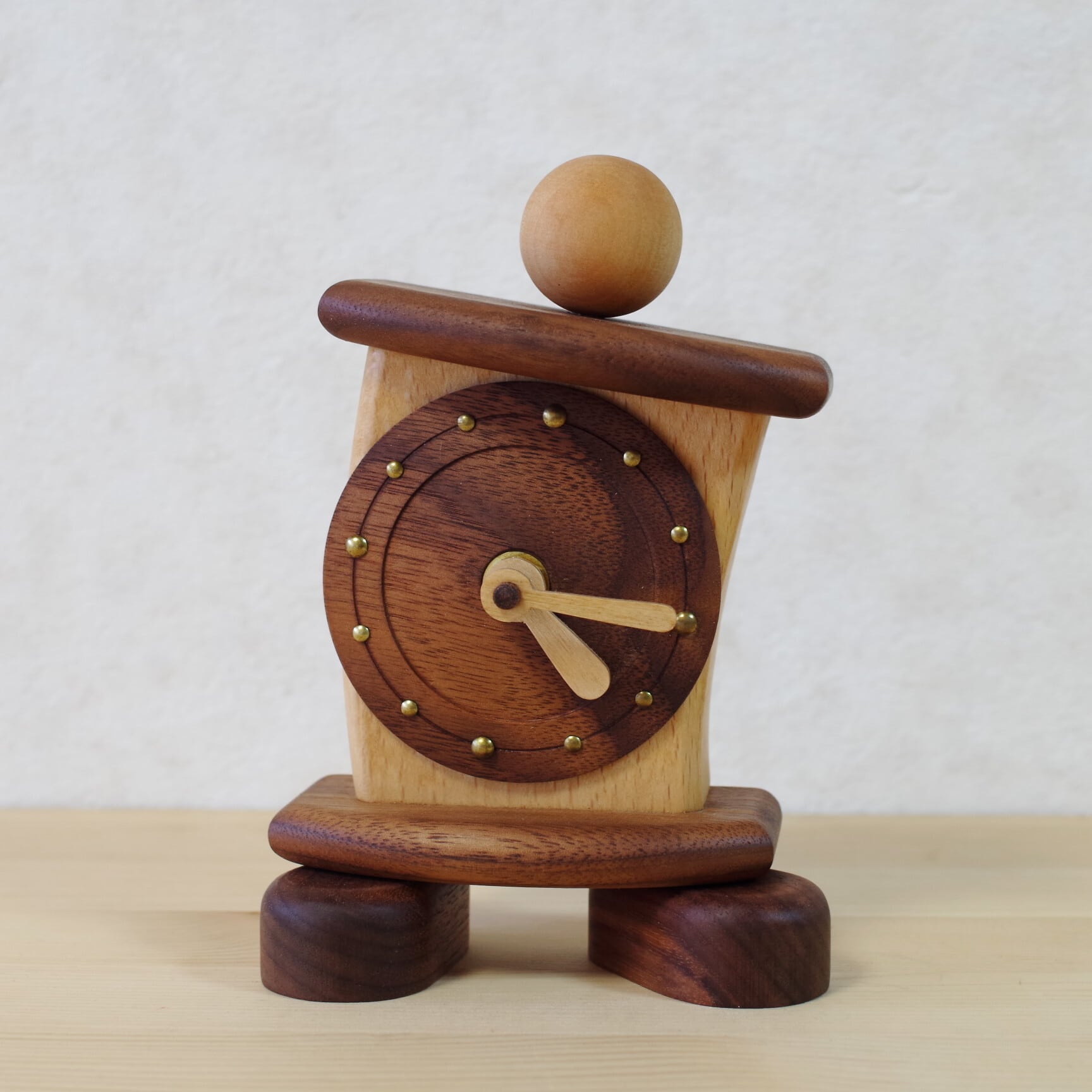 ケルナー 壁掛け時計 hopps | 木のおもちゃ専門店 おもちゃ箱 イカロス