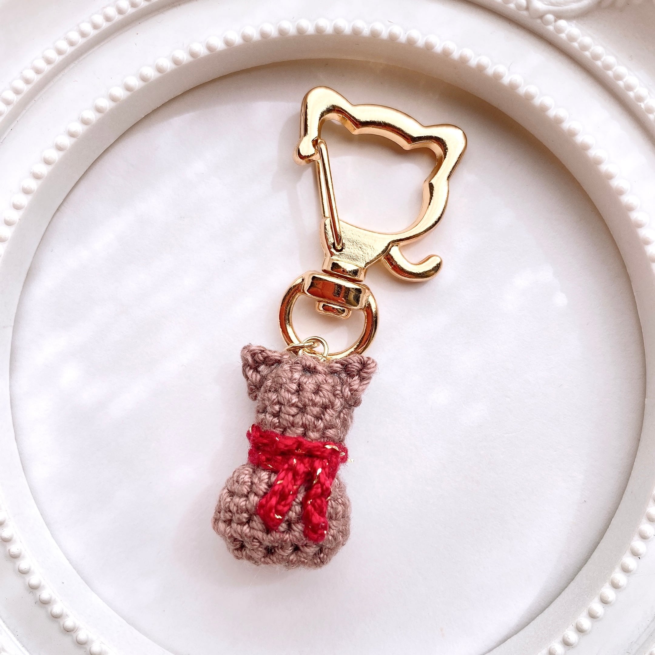 赤いマフラーを巻いた茶猫ちゃん 猫型 バックチャーム | nyan