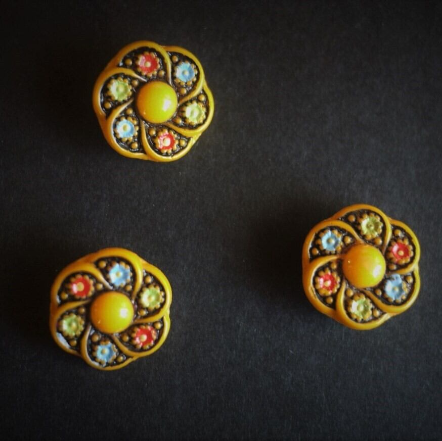 ヴィンテージガラスボタン 黄色花3P ドイツ