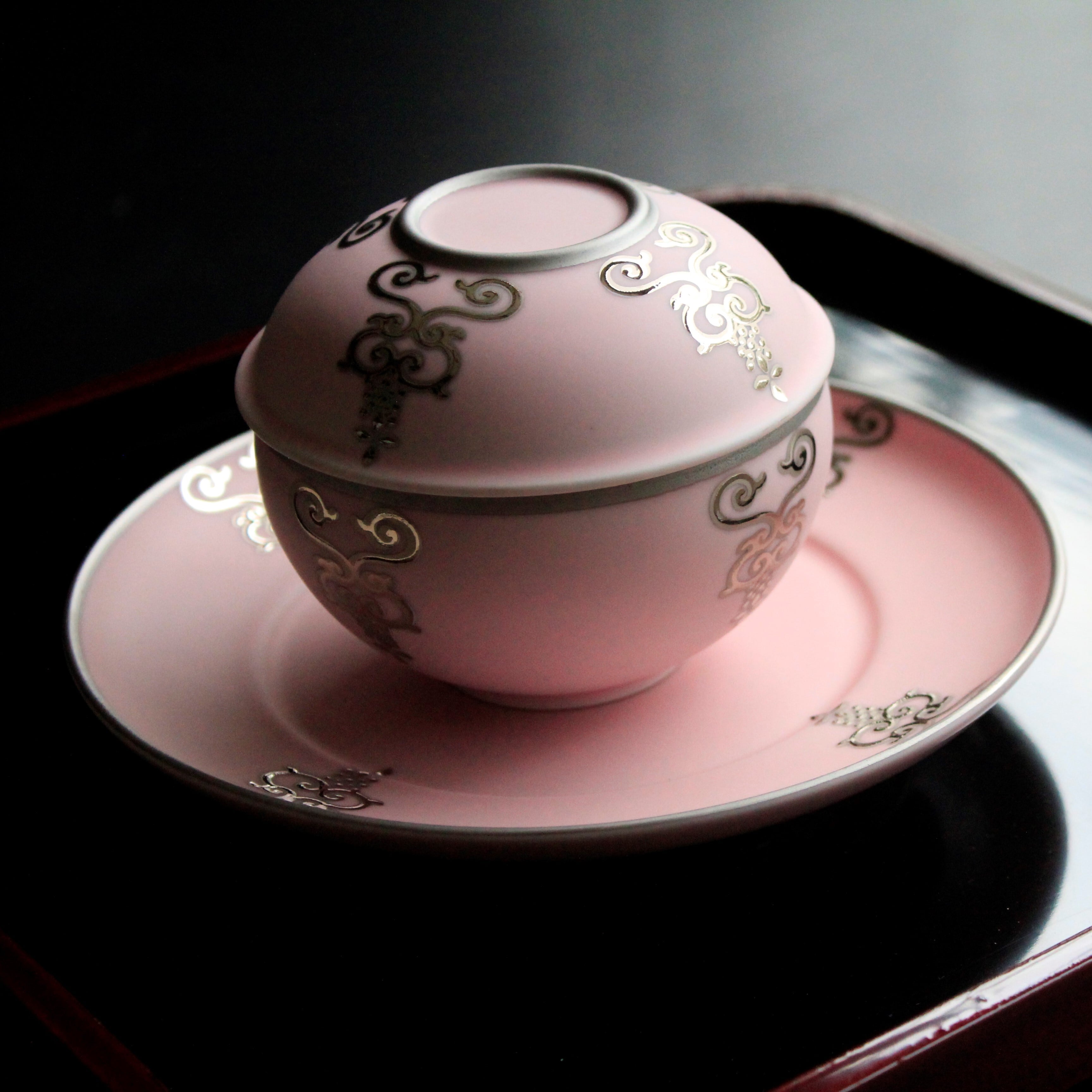 有田焼 プラチナ瓔珞紋 ケーキ皿 ピンクブラスト | 芦屋貴兆陶家