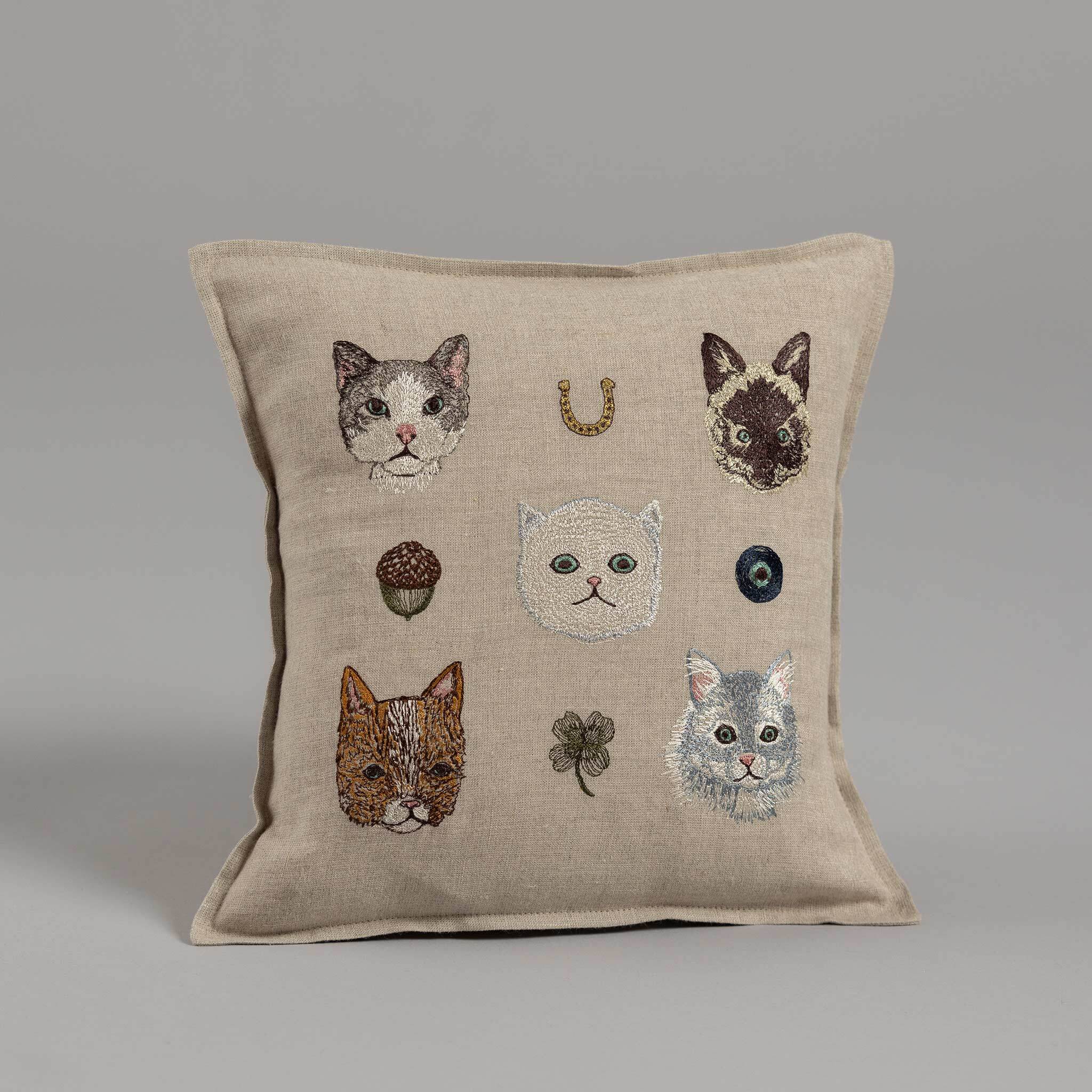 CORAL&TUSK [Charming Cats Pillow] 猫5匹と幸運のおまもり