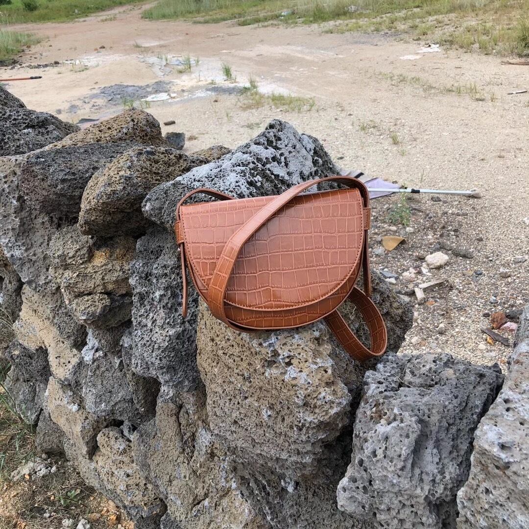 セミサークルフラップバッグ