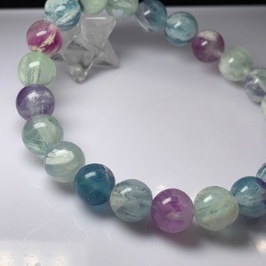 6.色合い綺麗✩エンジェルフェザーフローライトブレスレット