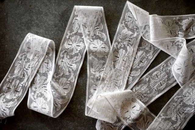 残1 フランス 1900s 110x6.5c 白パンジーとアンティークフィレレース