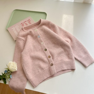 秋優しいピンクカーディガン