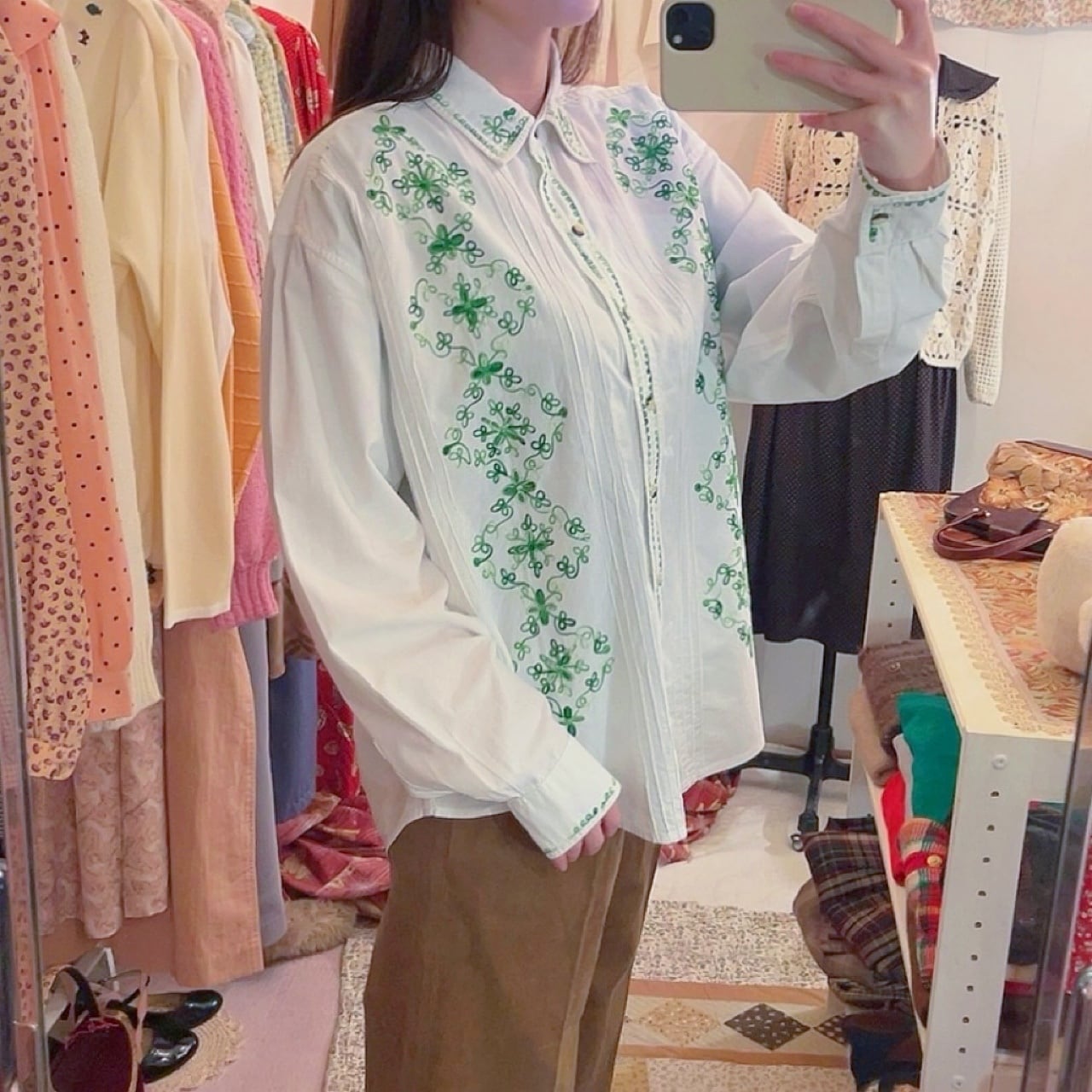 clover embroidery white shirt