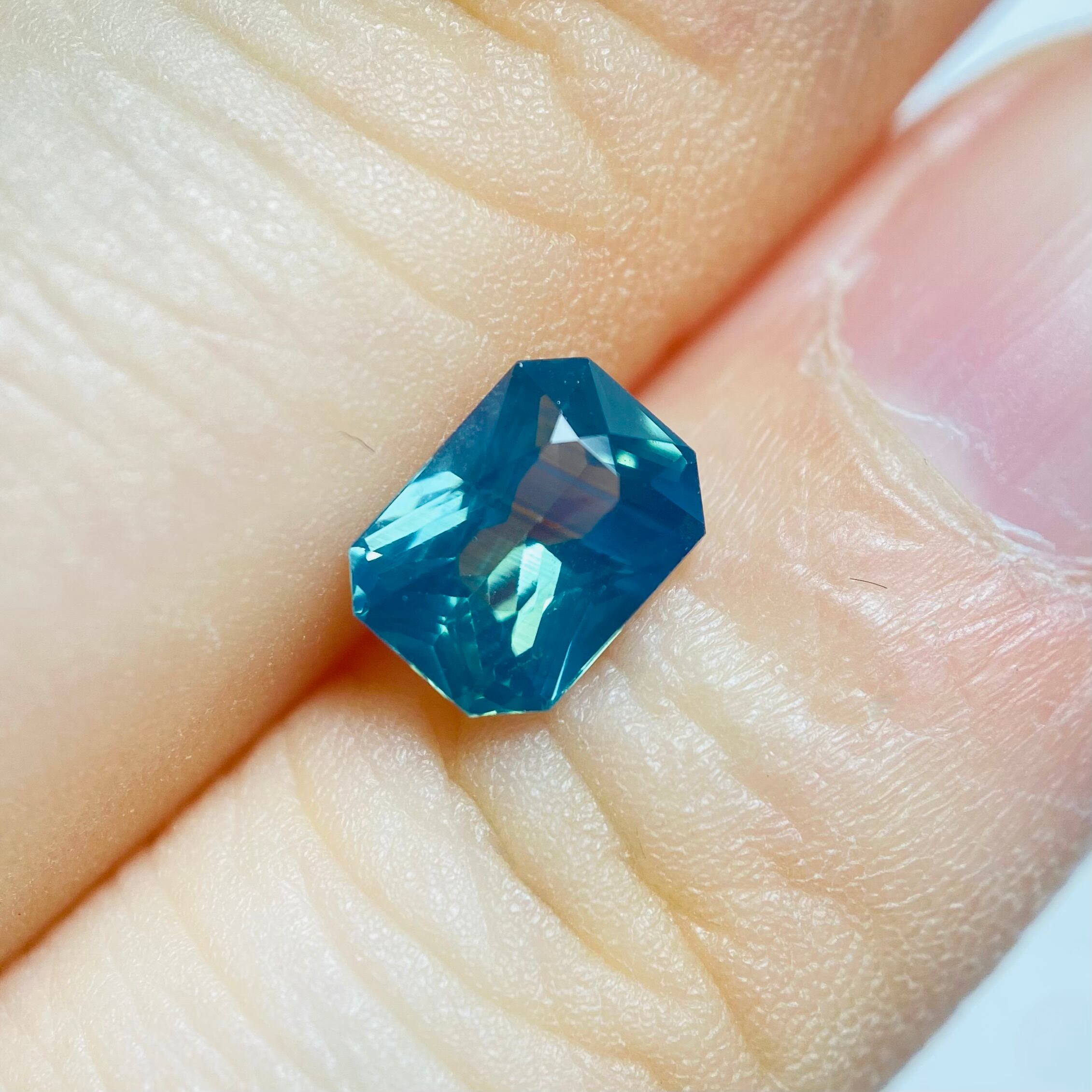 カメレオンなシルキーブルーグリーンサファイア