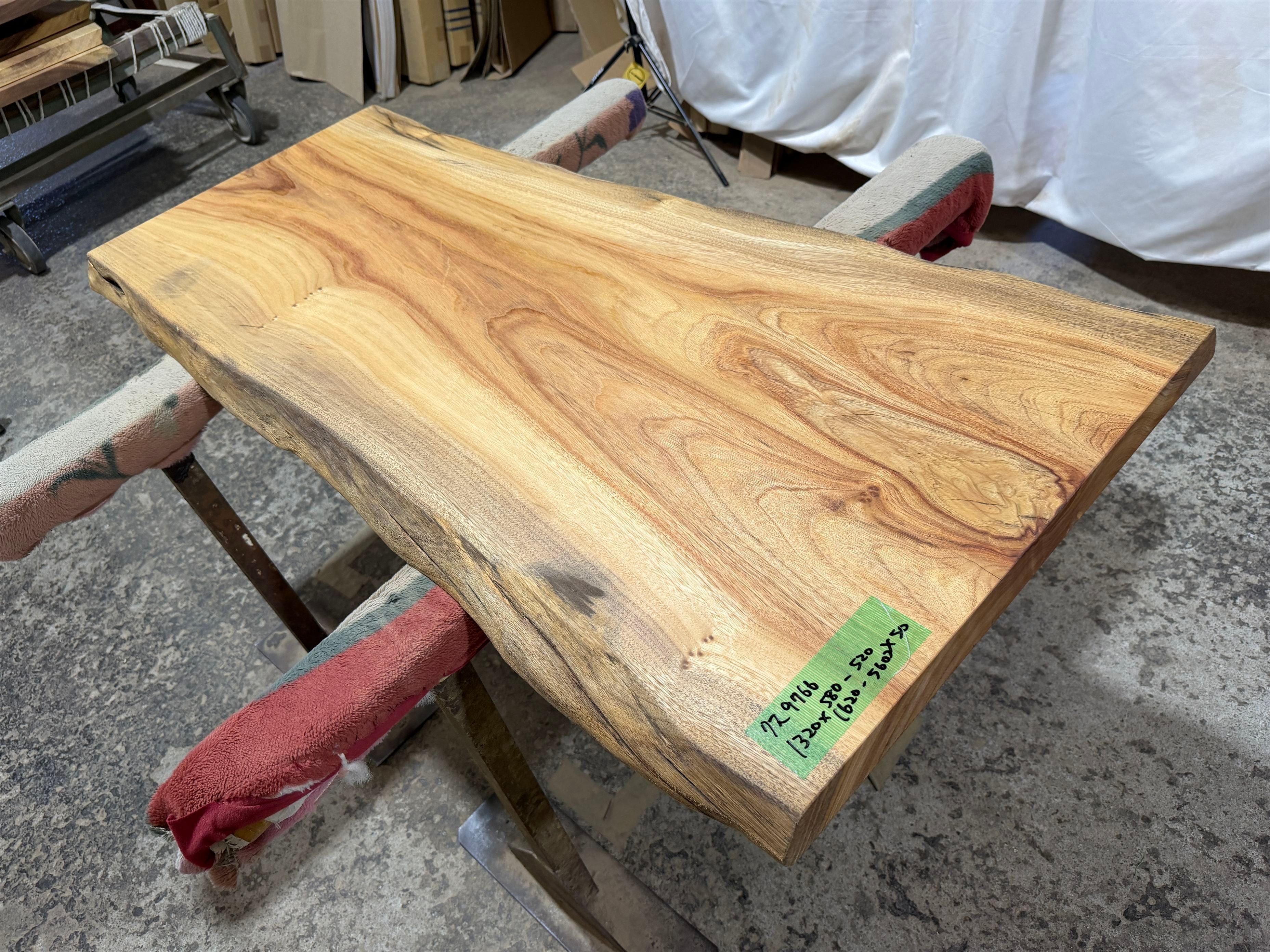 クス9766 楠 一枚板無垢材 1320x580-520x50mm ダイニングテーブル ローテーブル センターテーブル 天板 樟 くすのき