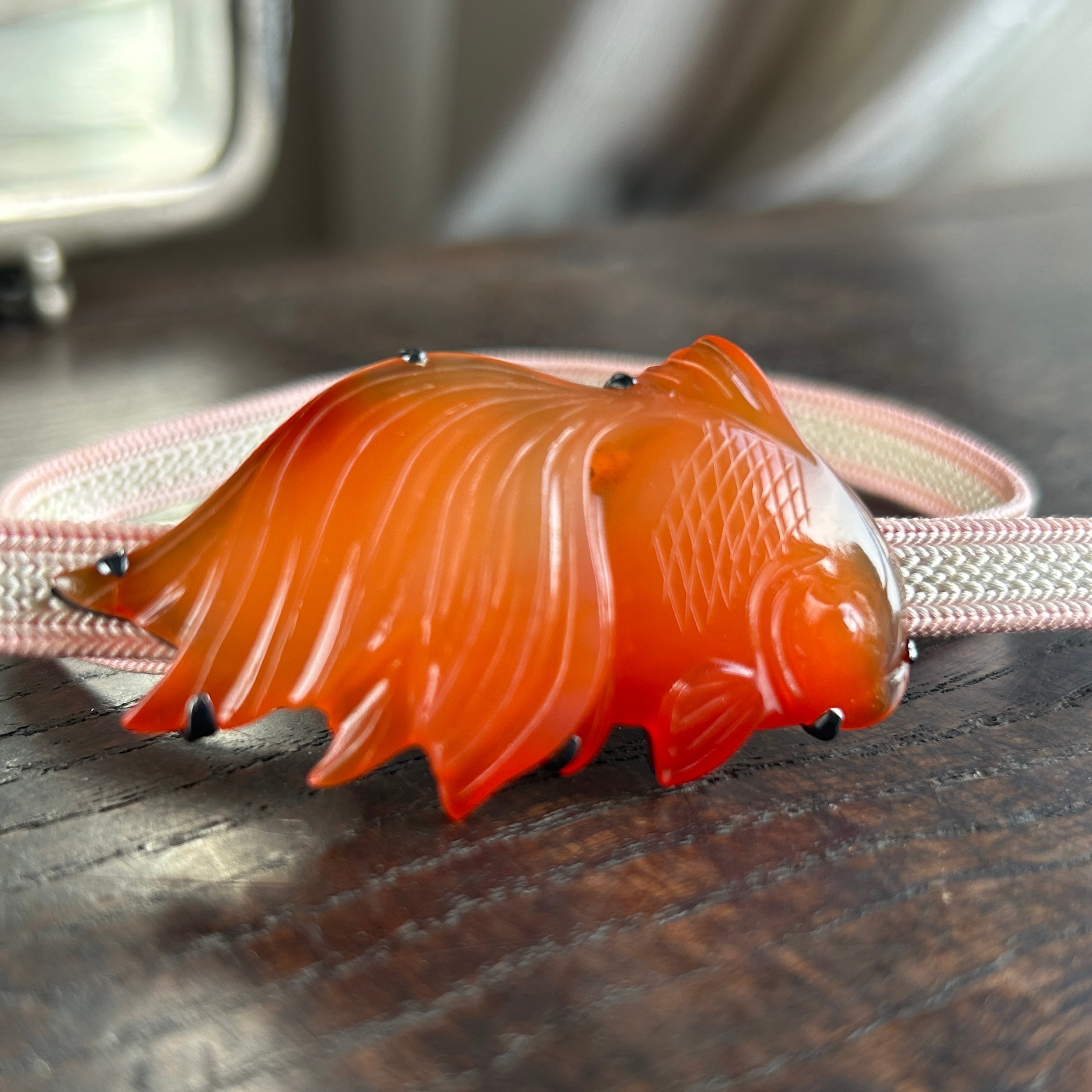 アンティーク　赤瑪瑙の金魚の帯留め