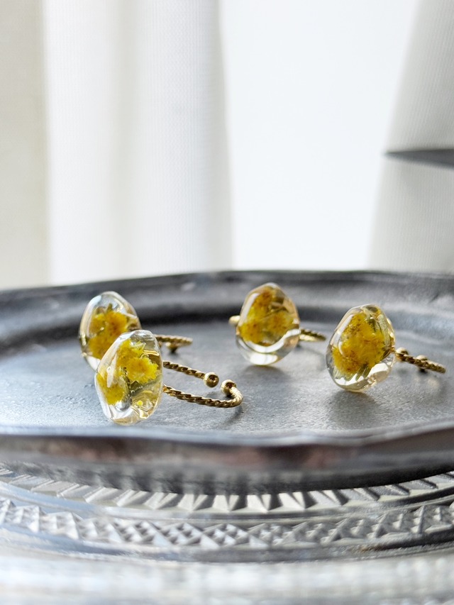 感謝と敬意を伝える花ミモザを、そっと指先に宿して。ミモザのレジン指輪（フリーサイズ）