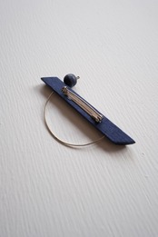 Aarikka golden semicircle brooch - navy