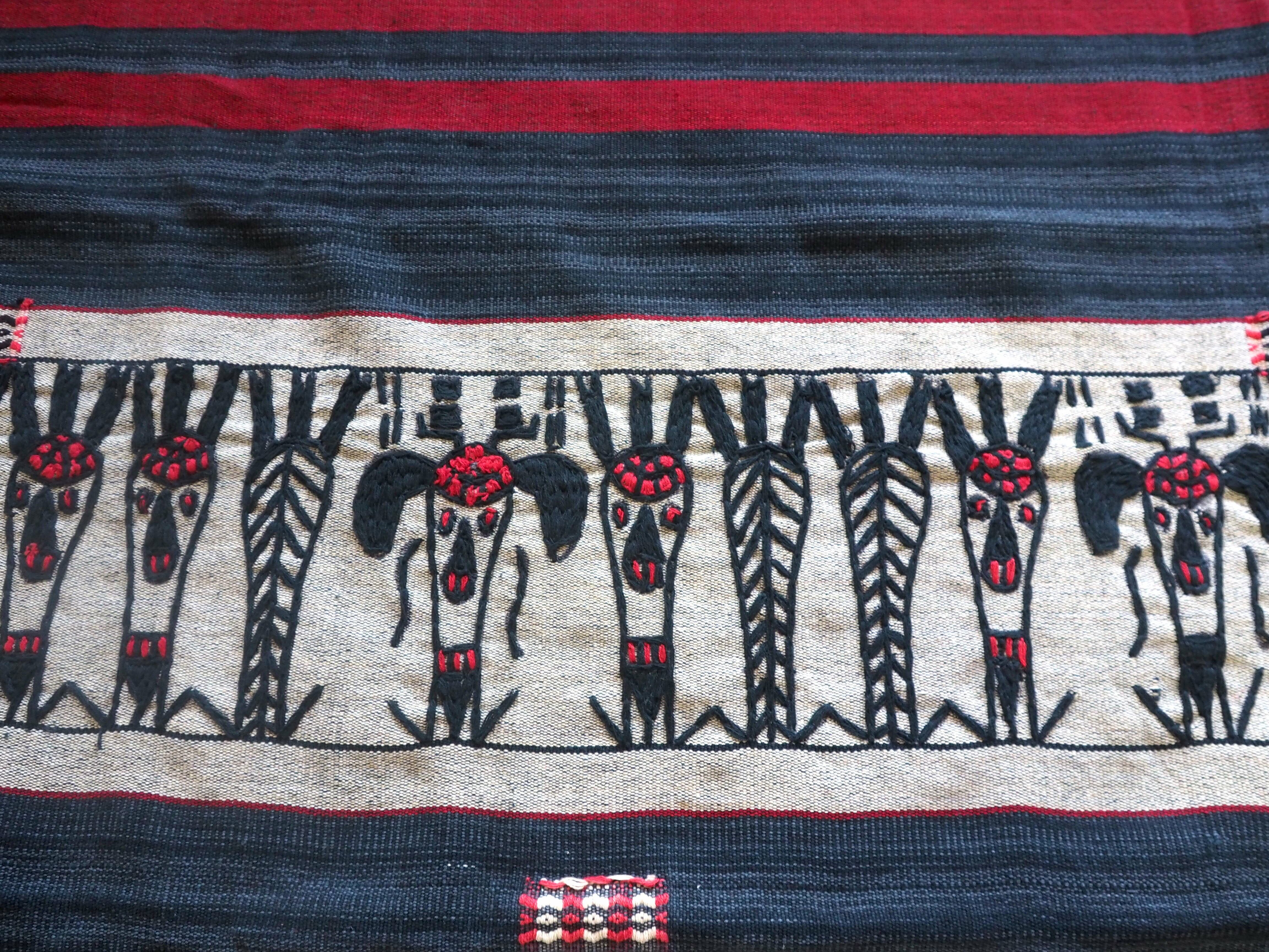 ナガ族の刺繍布大・赤藍    ミャンマーの手仕事セレクト