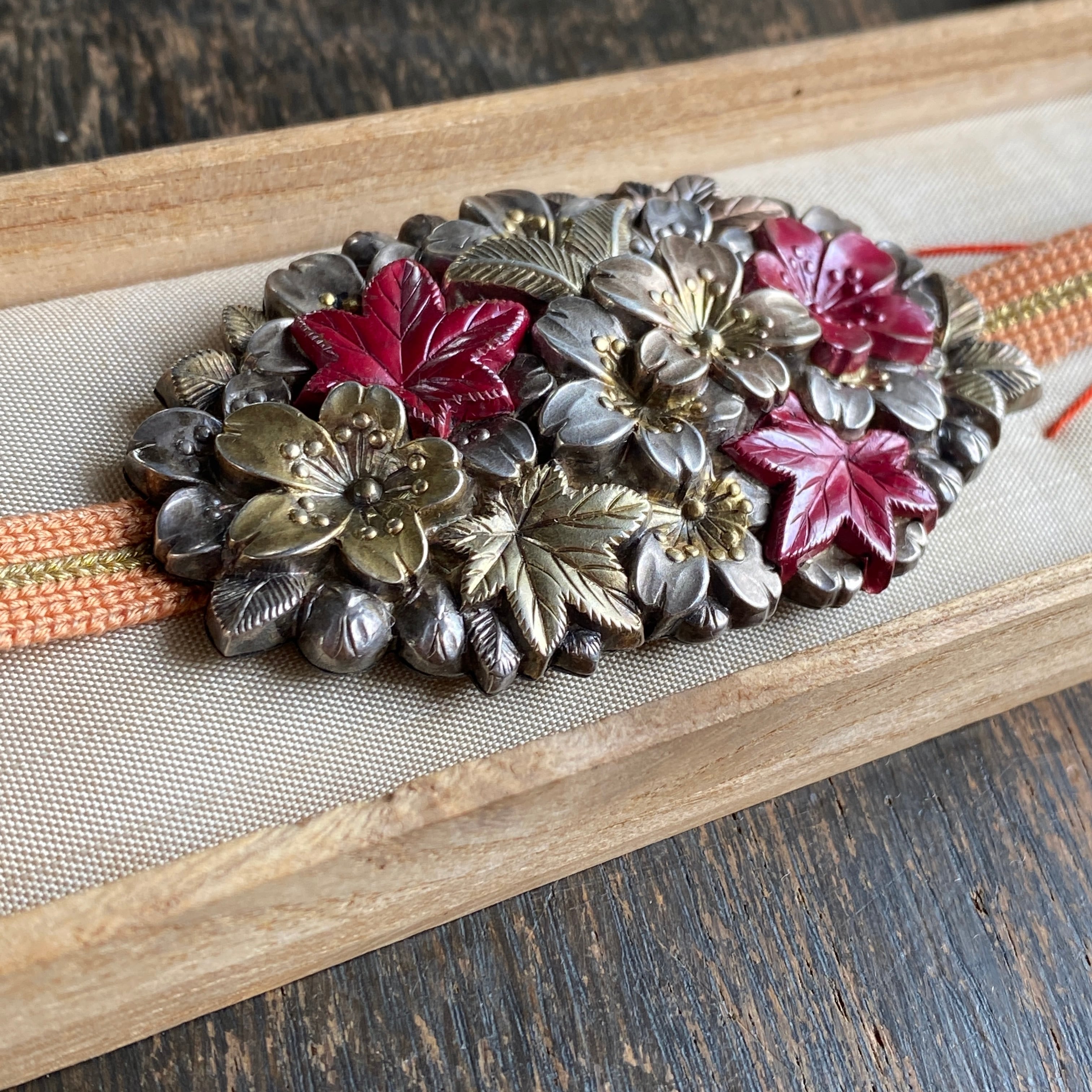 アンティーク　桜楓散らし雲錦の大きな帯留め