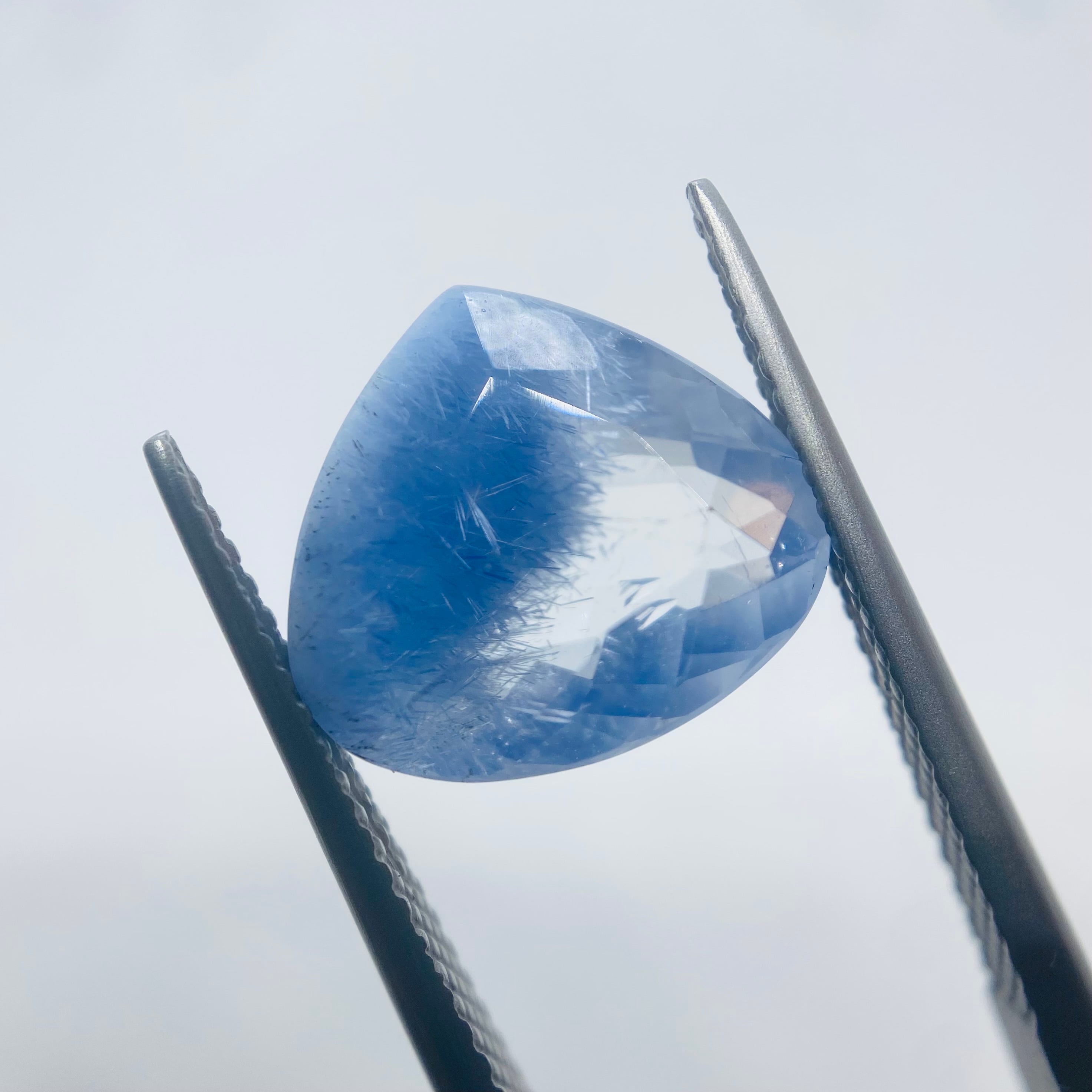 バイカラーなデュモルチェライトインクオーツ