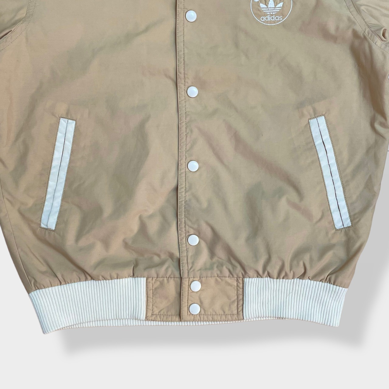 【adidas】80s デサント製 正規品 ナイロンジャケット スタジャン ジャンパー ブルゾン 刺繍ロゴ クラブアディダス CLUB スナップ キルティング L  ヴィンテージ ベージュ 希少 古着