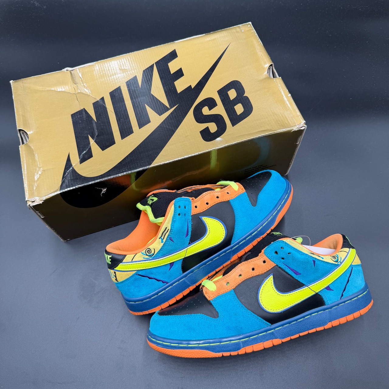 SB DUNK LOW SKATE OR DIE 304292-073