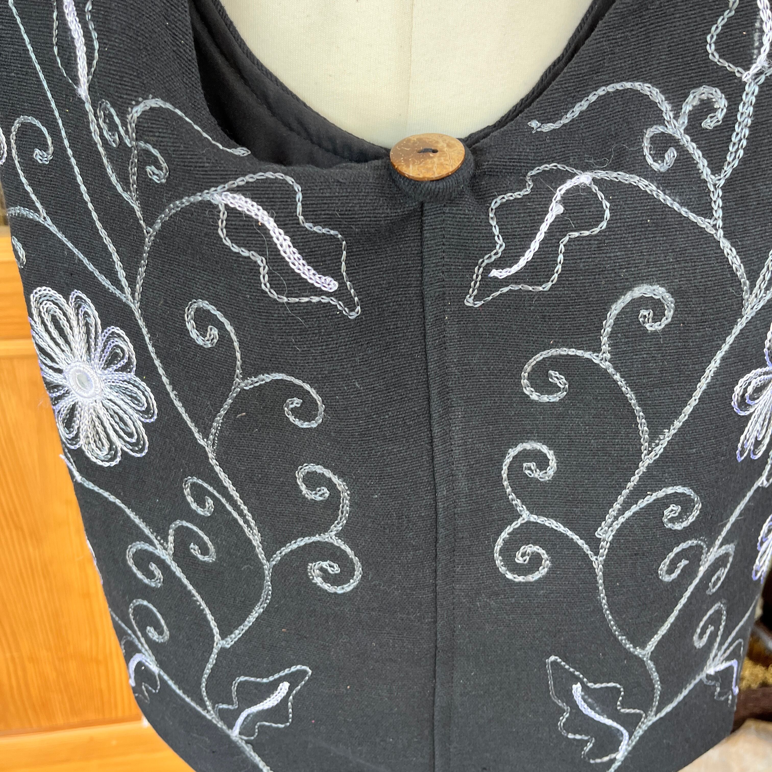 グレーの刺繍入りサリー グレーの刺繍入りサリー