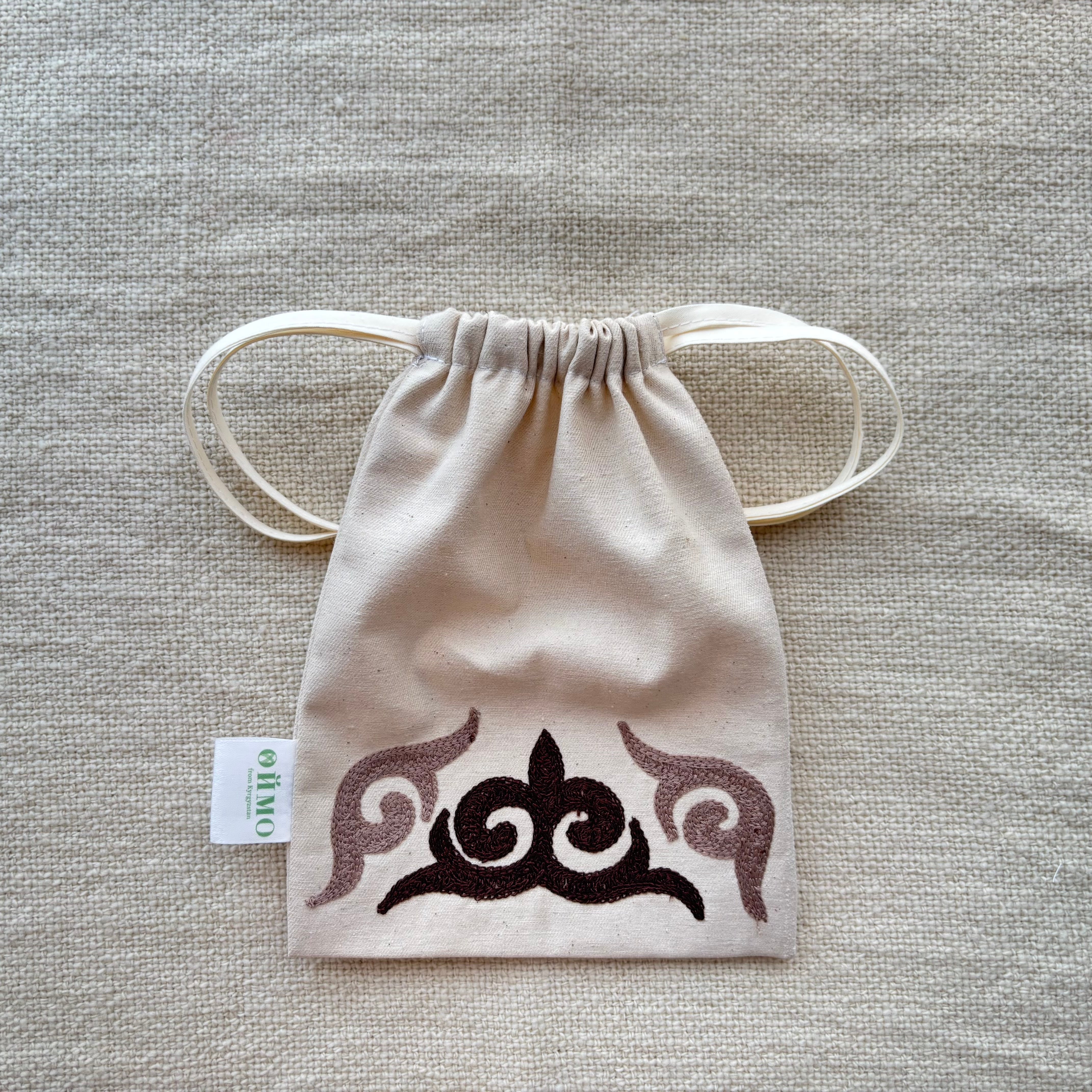 【持ち運びにおすすめ!】キルギスオイモ刺繍巾着 ブラウン コットン生地