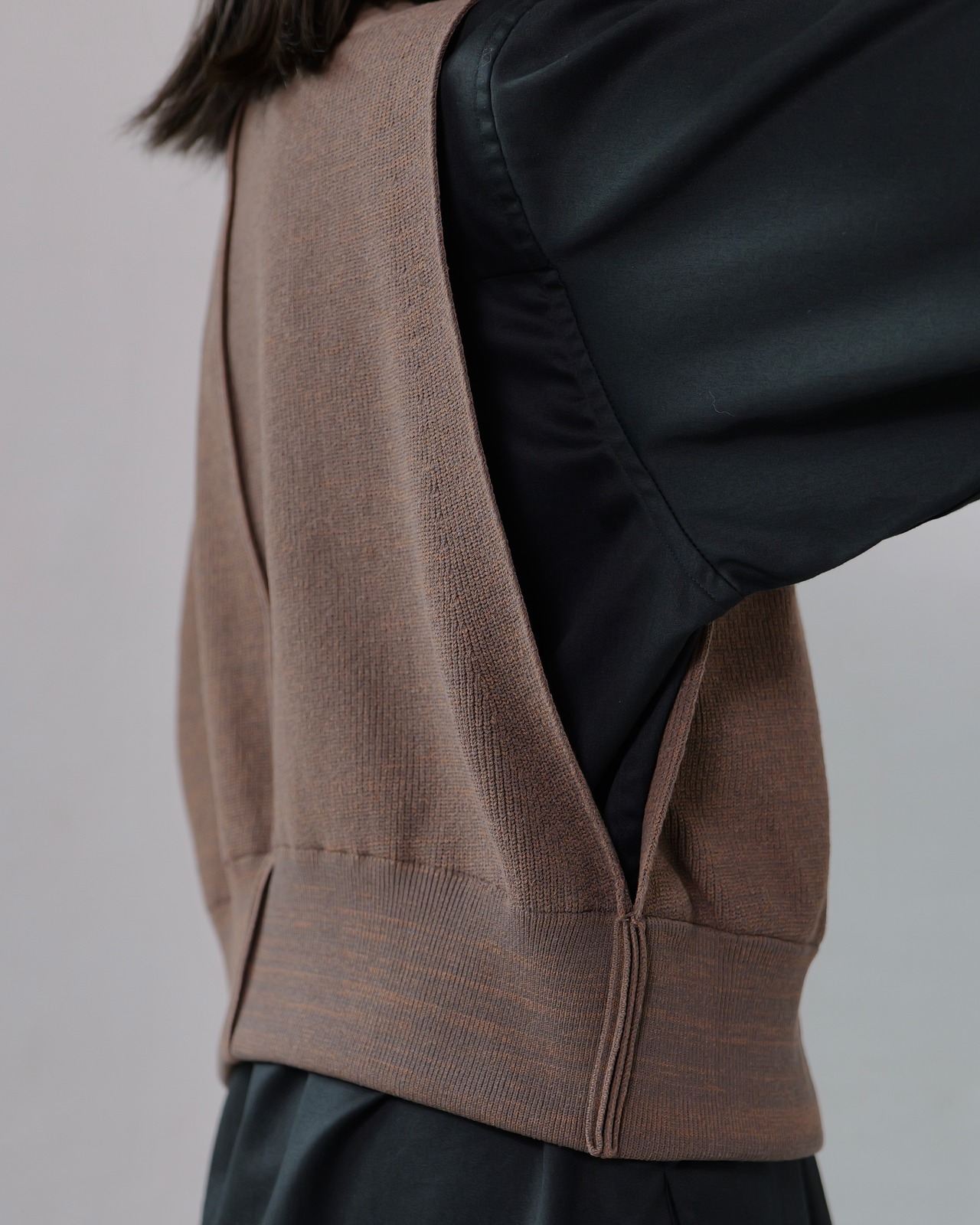 i’m here - Driver’s Knit Vest :Brown|前後スイッチ/ダブルファスナー/立体リンクス