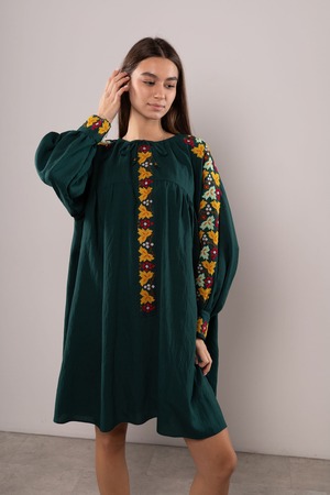 ウクライナ刺繍ヴィシヴァンカ・クラシック クロスステッチ　手刺繍　ブラウス　麻　レディース・フリーサイズ