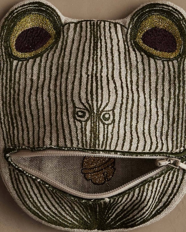 Coral & Tusk ポーチ Lucky Frog with Bell