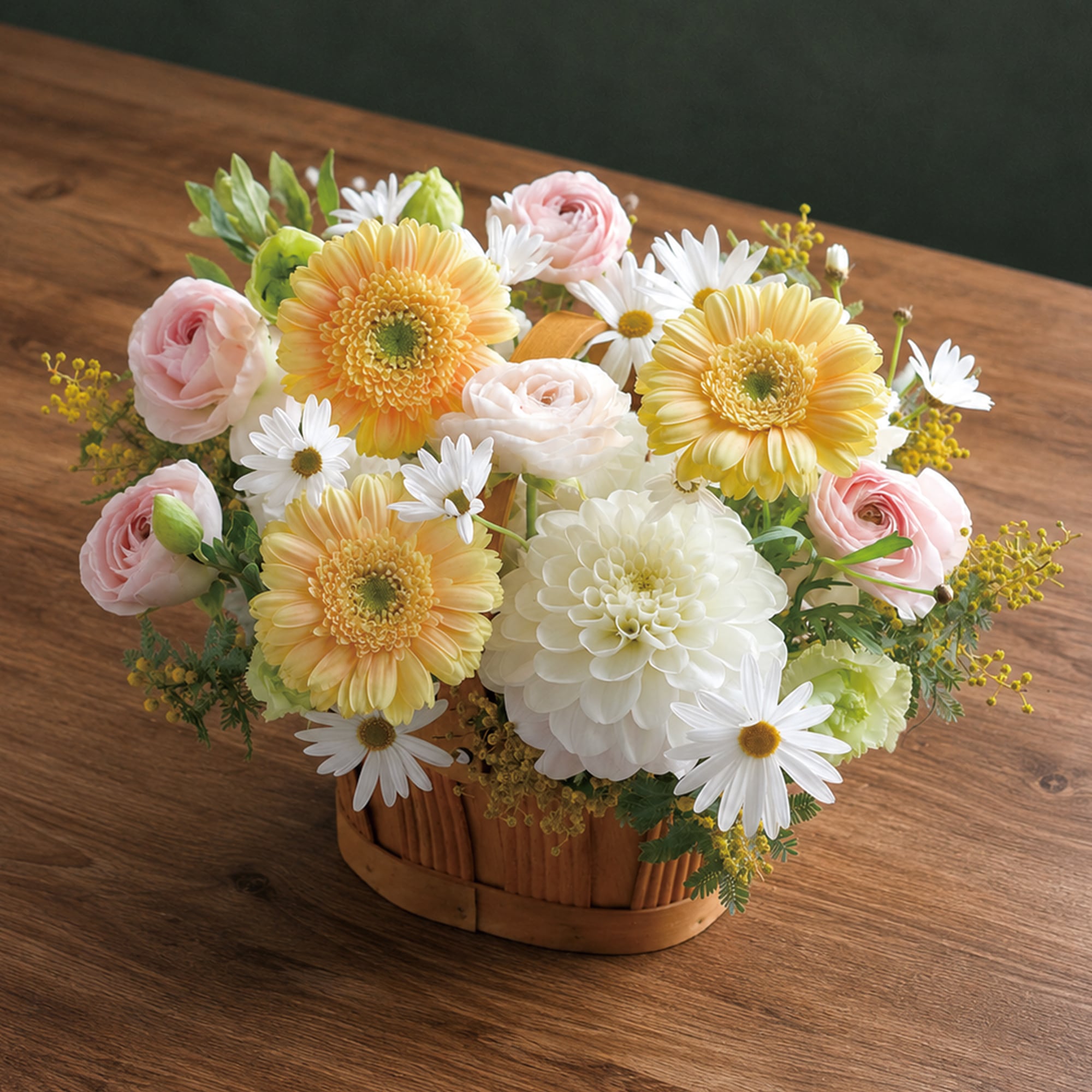 ナチュラルバスケットで仕上げたフラワーアレンジメント
