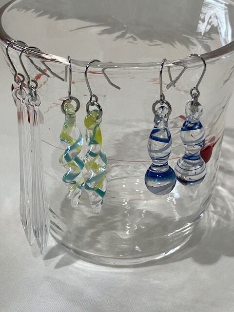 京都・佳耀工房|ボロシリケイトガラスのピアス「ブルー&ホワイト・クリア・ターコイズ&イエロー」(送料無料)タイプA 夏にぴったり ガラスアクセサリー