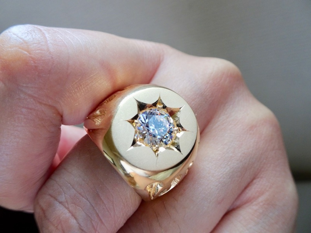 仁尾彫金『一つ星ジルコニアゴールドファイヤーパターン楕円の印台  