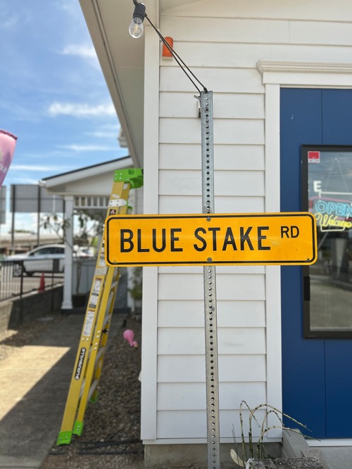 BLUE STAKE　アメリカンロードサイン　トラフィックサイン　道路標識