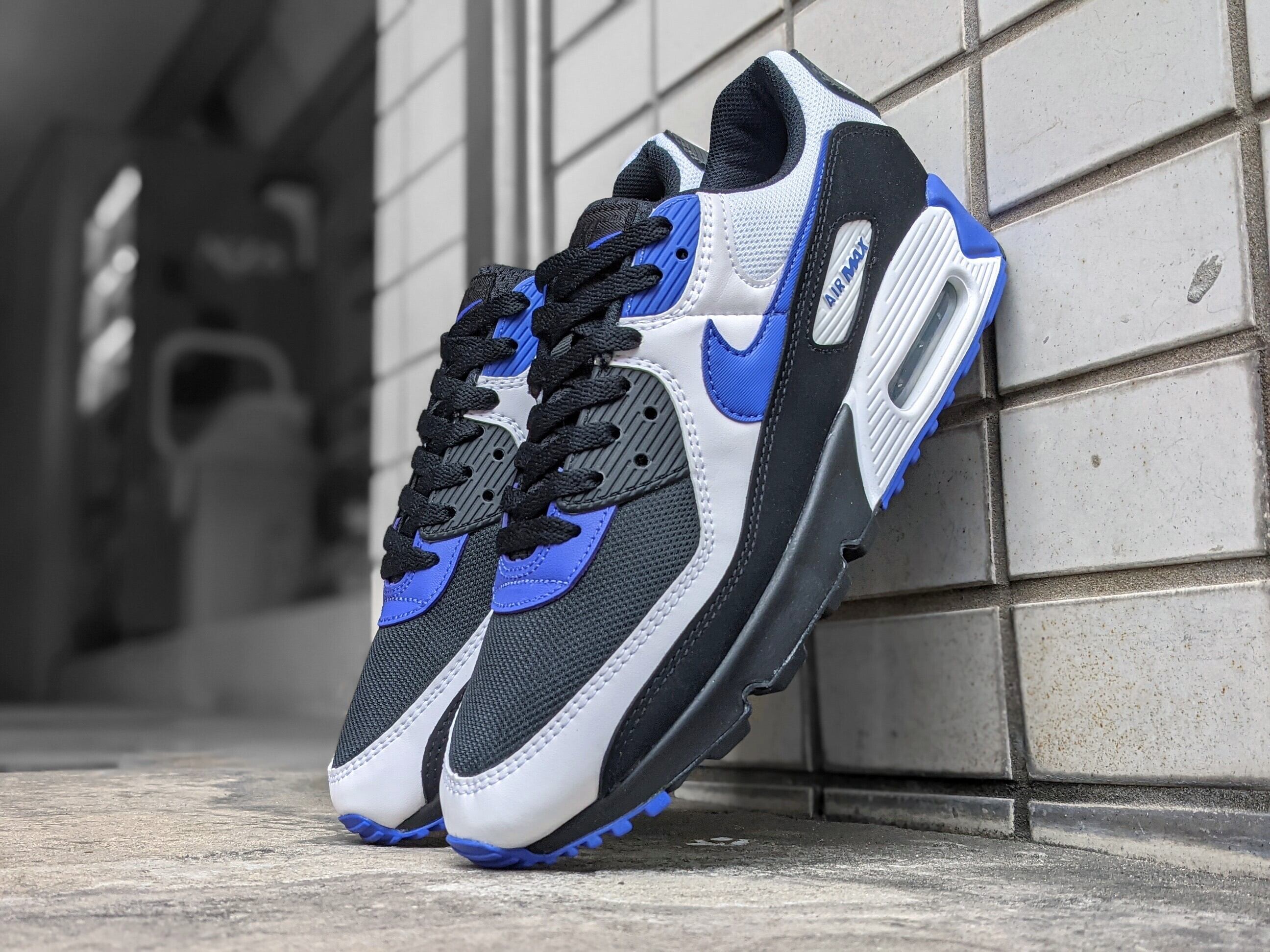 NIKE \